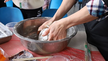 正月十五鬧元宵，歡歡喜喜包湯圓